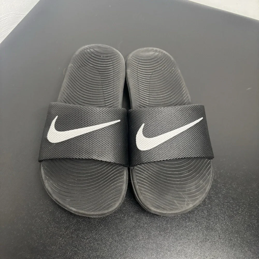 NIKE KIDS KAWA SLIDES (GS/PS)‎ BLACK / WHITE 819352 001 Size 1Y SLIP ON ATHLETIC